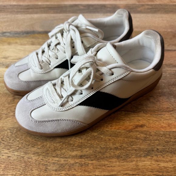 Universal Thread White and Black Sneakers - Picture 3 of 6